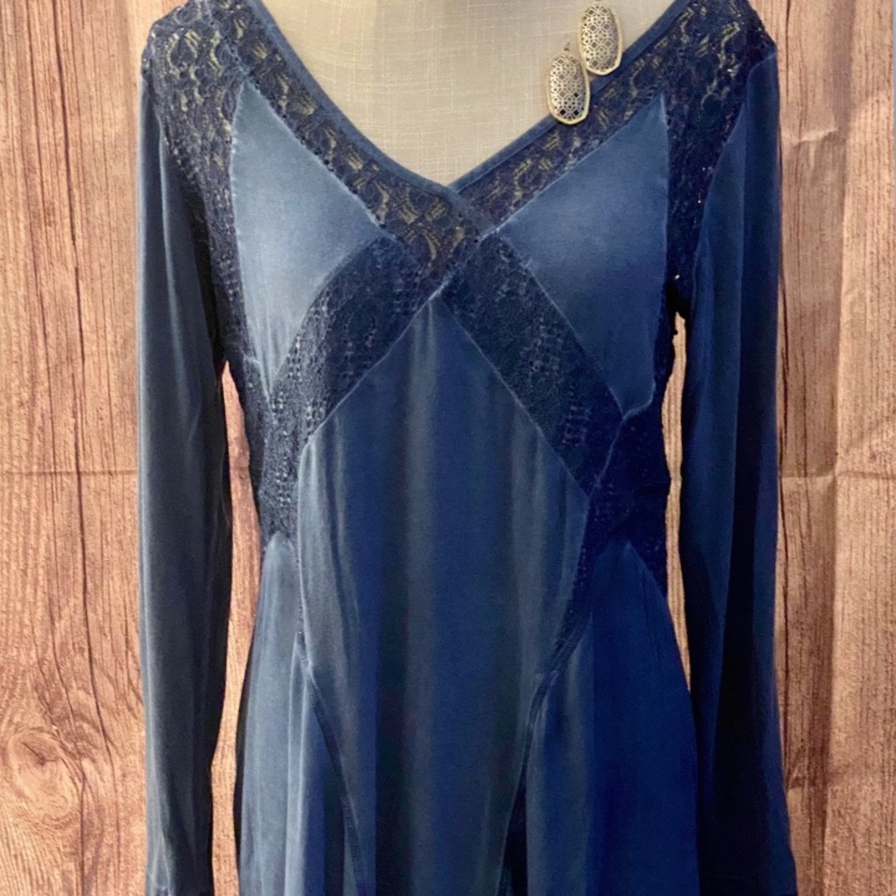 Blue lace dress by Urban Mangoz